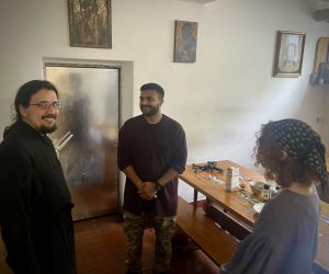 Отец Варфоломей с гостями Раулем и Дарьей в трапезной монастыря.